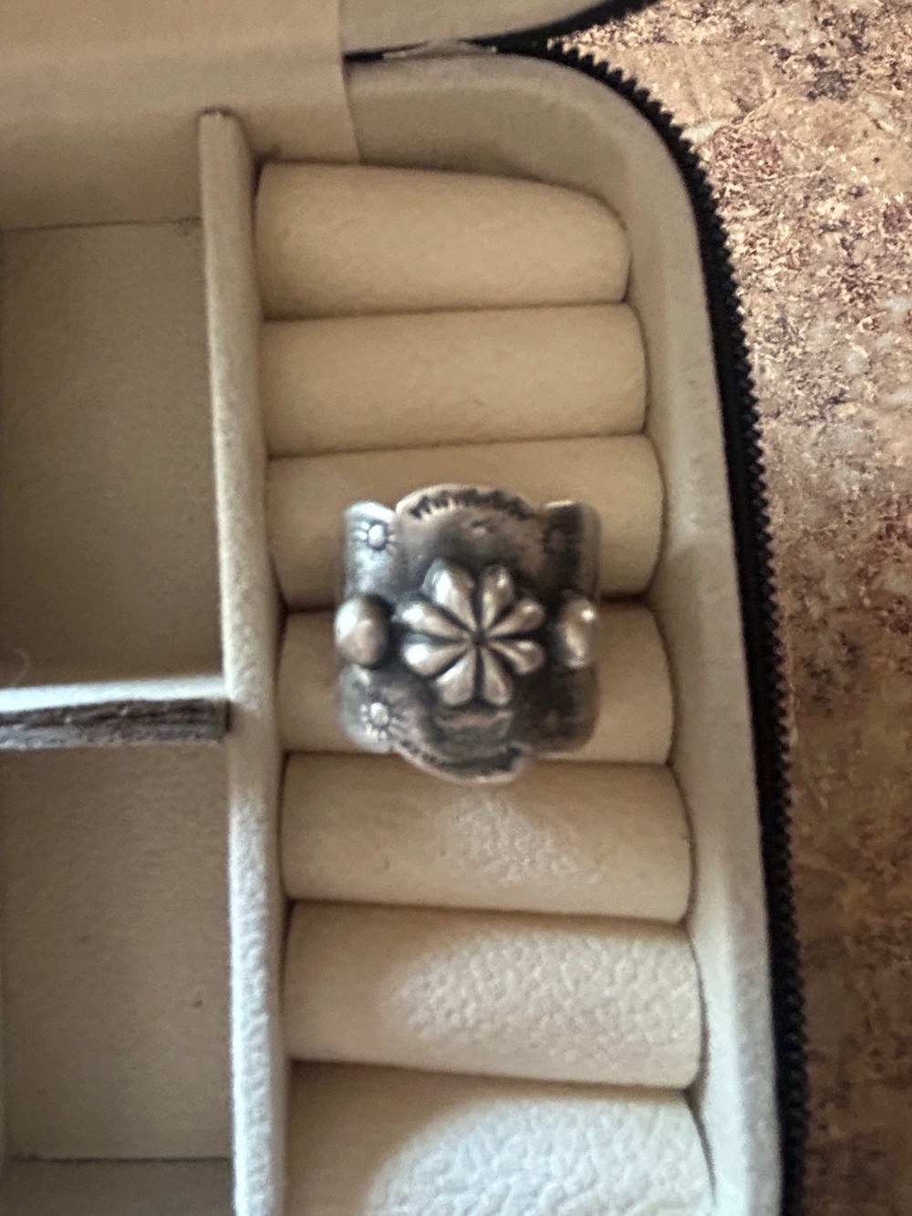 Silver ring - Picture 2 of 6